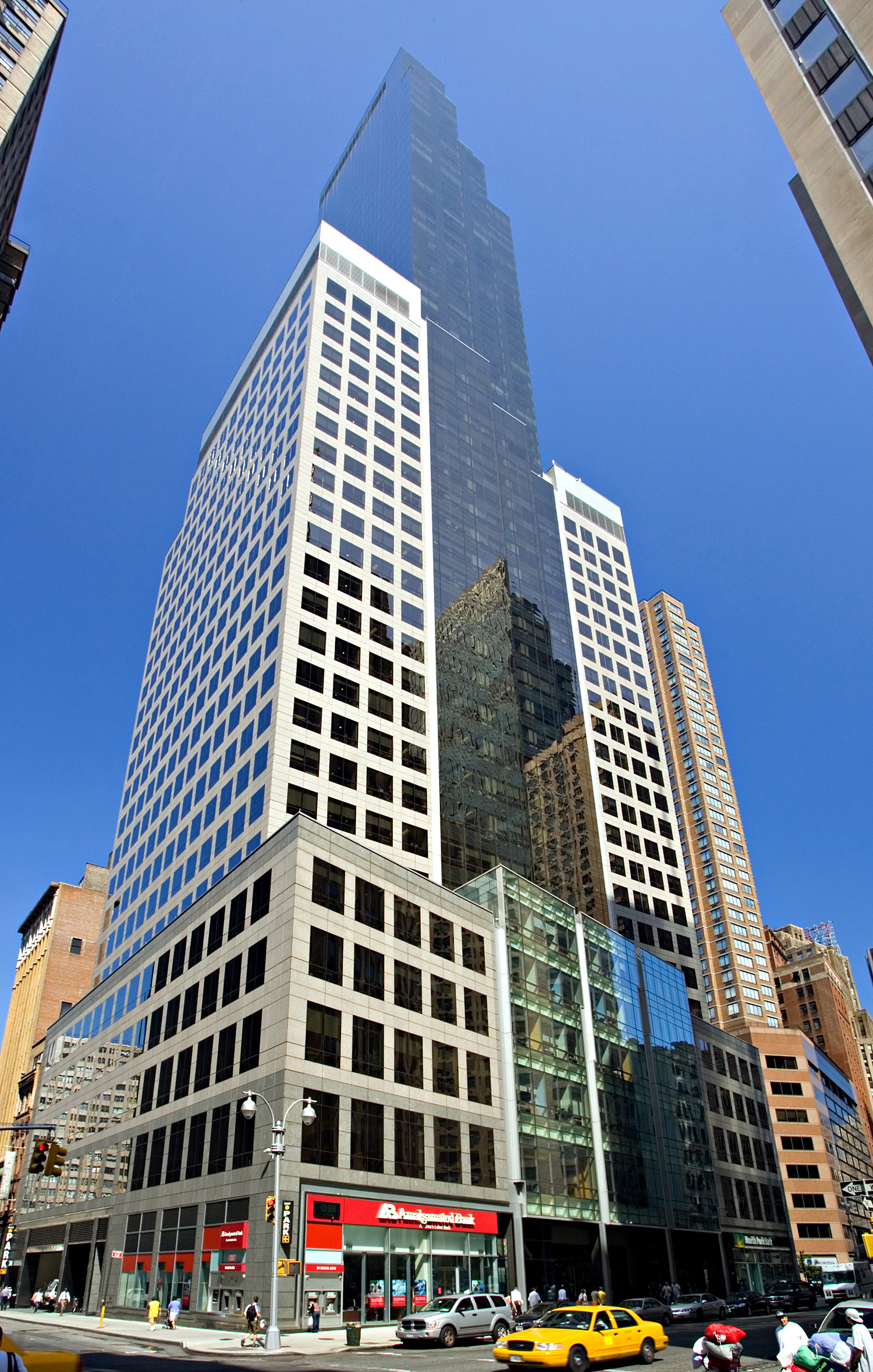 Random House Tower, New York City - View from Broadway. © Mathias Beinling